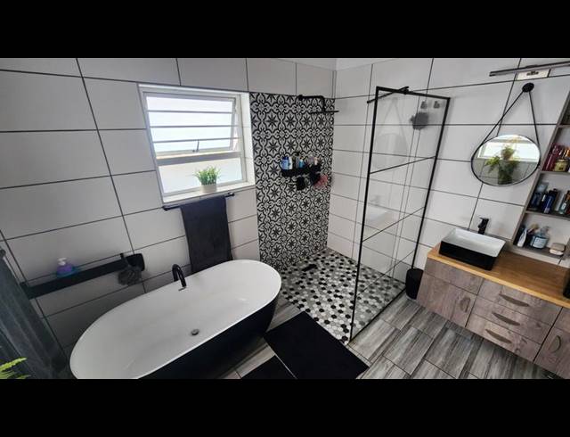 6 BEDROOM HOUSE FOR SALE IN PARADISE BEACH